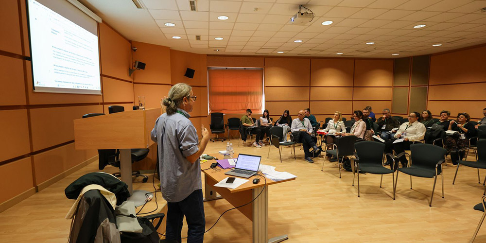 Εικόνα με τον ομιλητή και το κοινό