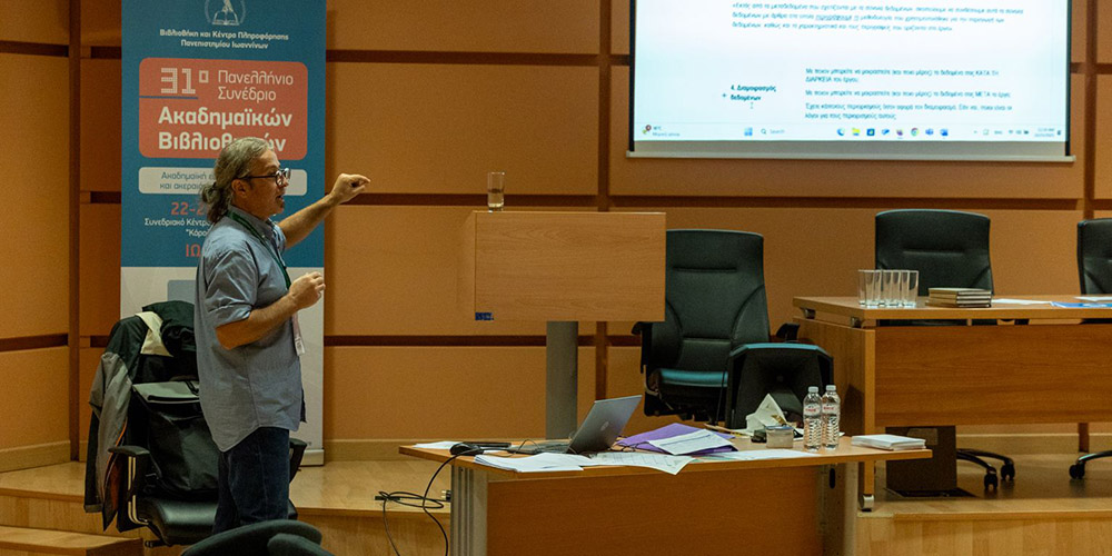 Εικόνα με τον ομιλητή Μάριο Μπαλατζάρα να δειχνει κάτι στην οθόνη